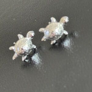 💜 Dainty Silver Turtle Stud Earrings